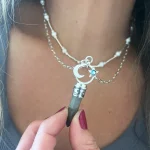 colgante artesanal de plata con piedra labradorita natural y simbolos luna estrella