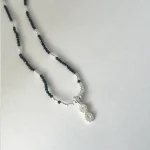 collar artesanal de plata con turmalina negra y colgante infinito