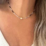 collar hecho a mano con piedras naturales turmalina negra y piedra luna