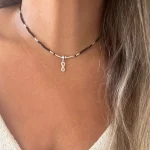 collar delicado con piedras turmalina negra y detalle infinito