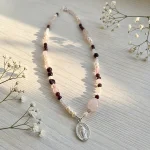 Collar de piedras naturales rojas y rosadas con simbolismo religioso plata 950 Pilar Segura Orfebre