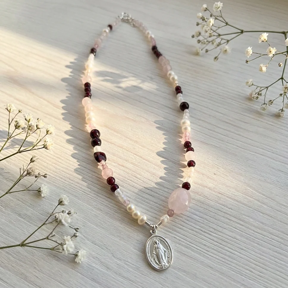 Collar de piedras naturales rojas y rosadas con simbolismo religioso plata 950 Pilar Segura Orfebre