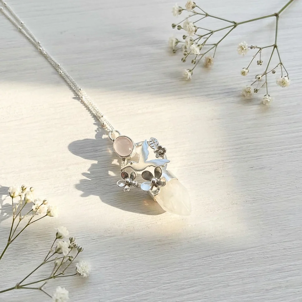 Colgante con colibrí calado en plata 950, piedra luna natural y cuarzo rosa con cadena a elección Chile