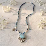 Collar único con larimar natural engarzado en plata 950 con hojas y flores caladas a mano