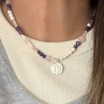 Collar religioso artesanal con mix de piedras naturales moradas y rosadas - Pilar Segura Orfebre