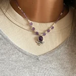 Collar artesanal con piedras naturales violetas y perlas, terminaciones en plata 950 Pilar Segura Orfebre