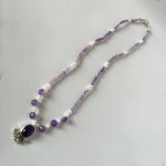 Collar con amatista natural engarzada en plata 950 con hojas y flor caladas, perlas cultivadas Chile