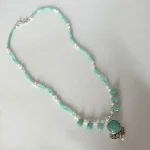 Collar Ana Inés con amazonita natural, perlas y colgante de plata 950 con flor calada Chile