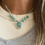 Collar con amazonita natural engarzada en plata 950 con hoja y flor caladas, gotas de amazonita Chile