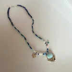 Collar de piedras naturales azules con larimar caribeño y lapislázuli hecho a mano Pilar Segura Orfebre