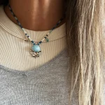 Collar artesanal femenino con larimar, lapislázuli y perlas, dos colgantes florales en plata 950 Chile