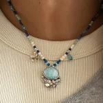 Joya artesanal única con larimar caribeño y lapislázuli, colgante de flores caladas en plata 950