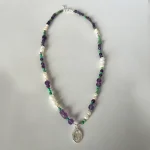 Collar religioso artesanal con mix de piedras naturales verdes y moradas - Pilar Segura Orfebre