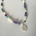Collar espiritual con amazonita y amatista, perlas cultivadas y terminación plata 950 colección Divinity