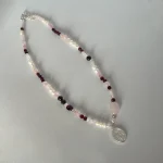 Joya artesanal femenina collar con cuarzo rosa y granate, colgante religioso plata 950 colección Divinity