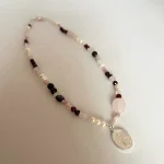 Collar con cuarzo rosa, granate y perlas para mujer con medalla de plata a elección Chile