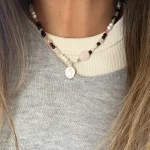 Collar religioso artesanal con mix de piedras naturales rojas y rosadas - Pilar Segura Orfebre
