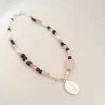 Collar artesanal con cuarzo rosa, granate y perlas con medalla de plata 950 - Pilar Segura Orfebre