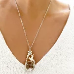 Collar colgante colibrí artesanal con esfera de cuarzo fumé natural giratoria plata 950 Pilar Segura