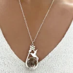 Joya de autor con colibrí en plata 950, cuarzo fumé natural y cristal Swarovski certificado Chile