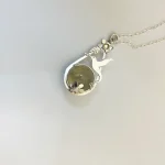 Collar artesanal femenino con colibrí en plata y cuarzo fumé natural hecho a mano Chile - Pilar Segura Orfebre
