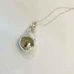 Joya artesanal única con colibrí en plata 950 y esfera giratoria de cuarzo fumé natural - Pilar Segura
