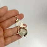 Colgante de plata 950 con colibrí calado a mano, esfera de cuarzo fumé y flor con cristal Swarovski