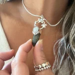 Talismán de plata 950 con labradorita natural, piedra luna y animales marinos calados a mano - Pilar Segura