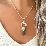 Colgante Guía Ancestral de Sabiduría con labradorita, piedra luna y cristal Swarovski en plata 950 Chile