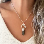 Talismán artesanal con labradorita y piedra luna natural, tortuga y caballito de mar en plata 950 - Pilar Segura Orfebre