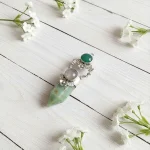 Colgante con flores y hojas caladas a mano en plata 950 con piedras naturales verdes y rosadas Chile