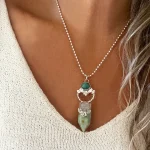 Talismán con piedras naturales verdes y rosadas, flores caladas en plata 950 - Pilar Segura Orfebre