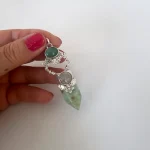 Talismán artesanal con amazonita, cuarzo rosa y crisoprasa en plata 950 con flores caladas - Pilar Segura Orfebre