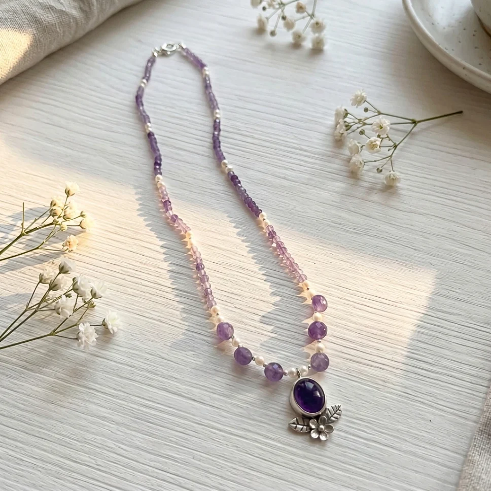 Collar Ana Inés con amatista natural, perlas y colgante de plata 950 con flor calada Chile