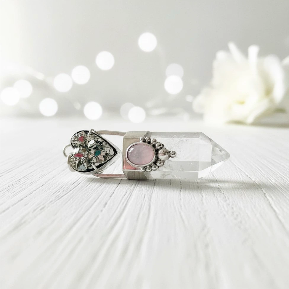 Talismán Corazón de Prosperidad – Pirita, Cuarzo Rosa y Cristal Natural | Pilar Segura Orfebre Colgante artesanal de prosperidad con pirita en corazón, cuarzo rosa y cristal natural plata 950 Chile