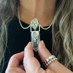 Colgante de autor con pirita, cuarzo rosa y punta de cuarzo cristal natural engarzados en plata 950