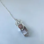 Colgante con mandala calado a mano en plata 950, cuarzo rutilado natural y piedra sol Chile