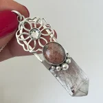 Joya artesanal femenina con cuarzo rutilado y piedra sol en plata 950 hecha a mano - Pilar Segura Orfebre