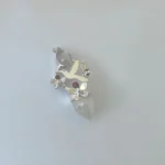 Talismán con piedra luna, cuarzo rosa y colibrí calado, flores en plata 950 - Pilar Segura Orfebre