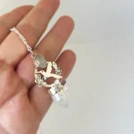 Talismán de plata 950 con colibrí calado, piedra luna natural y cuarzo rosa - Pilar Segura Orfebre