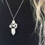 Talismán artesanal con colibrí, piedra luna y cuarzo rosa en plata 950 con flores caladas - Pilar Segura Orfebre