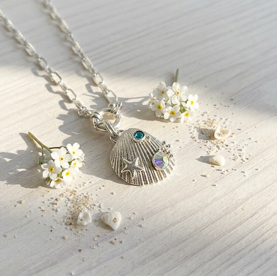 colgante con diseño marino y cristales