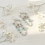 pendientes de plata con conchas, cadenas y calcedonia