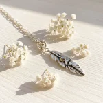 Joyería artesanal pluma con estrellas y piedra labradorita