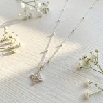 joya artesanal nudo de bruja con cristal brillante plata