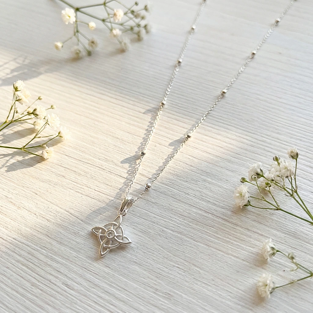 joya artesanal nudo de bruja con cristal brillante plata