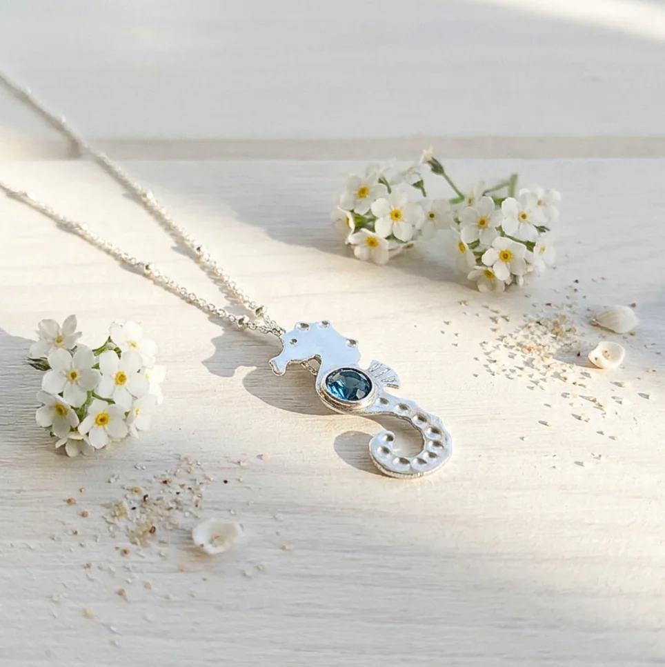 colgante plata 950 con caballito y cristal azul