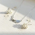 collar ballena con diseño detallado