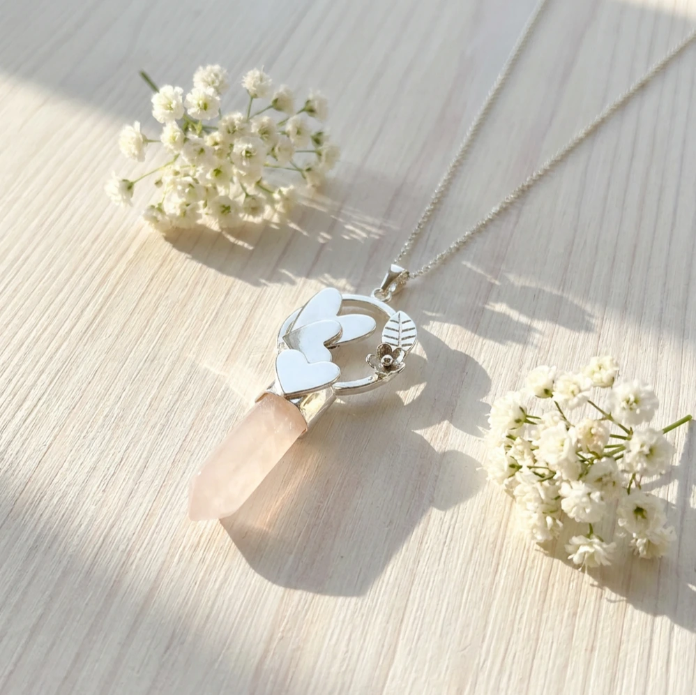 Colgante de cuarzo rosa símbolo de amor con detalles en plata