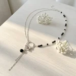 collar elegante con flor y gota de onix